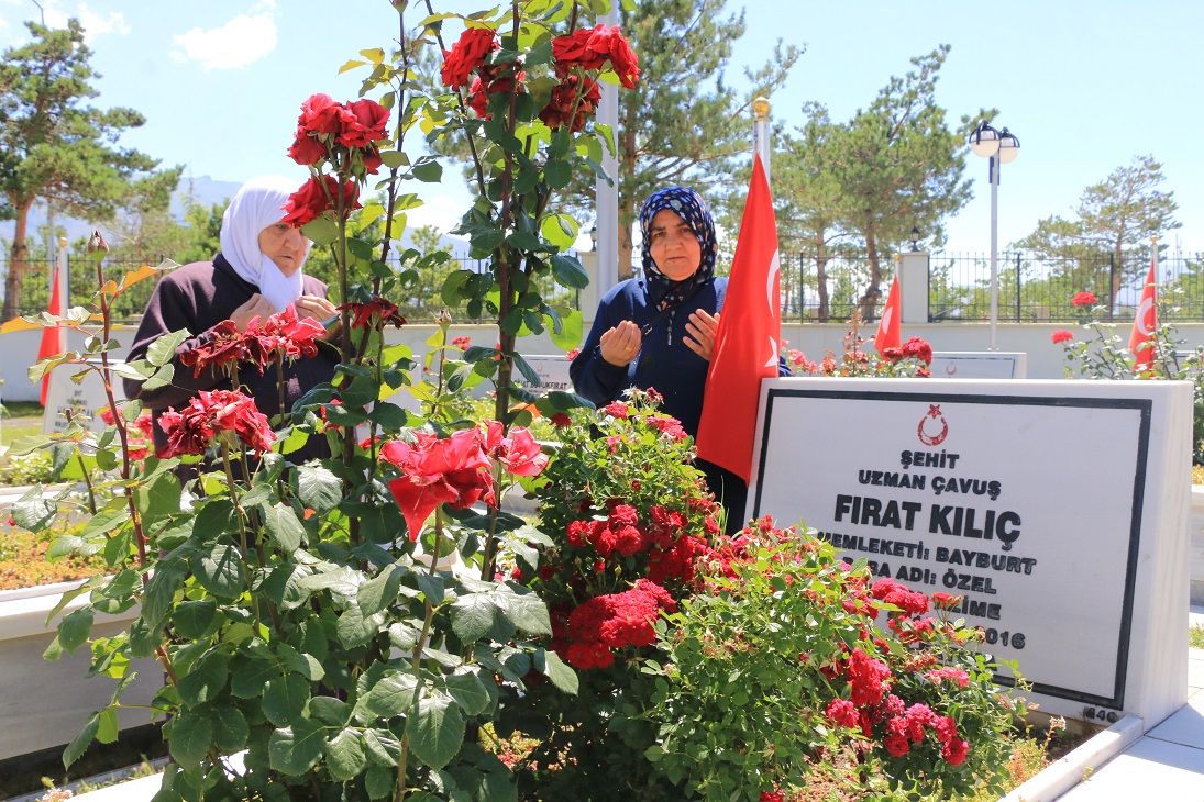 Anneler Günü’nde Şehit Anneleri Şehitliğe koştu