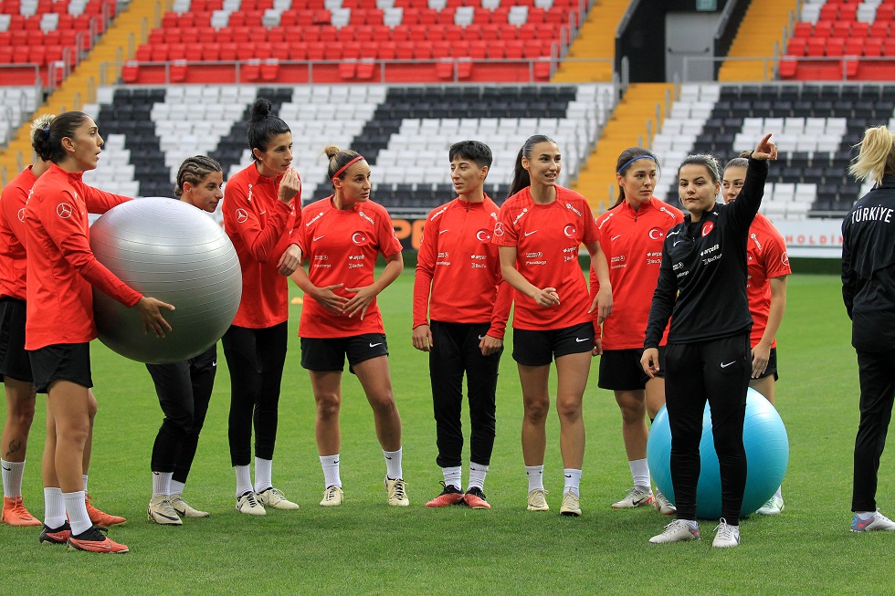 21 yaşında futbolu bıraktı; 29 yaşında A Milli Kadın Futbol Takımına Yardımcı Antrenör oldu