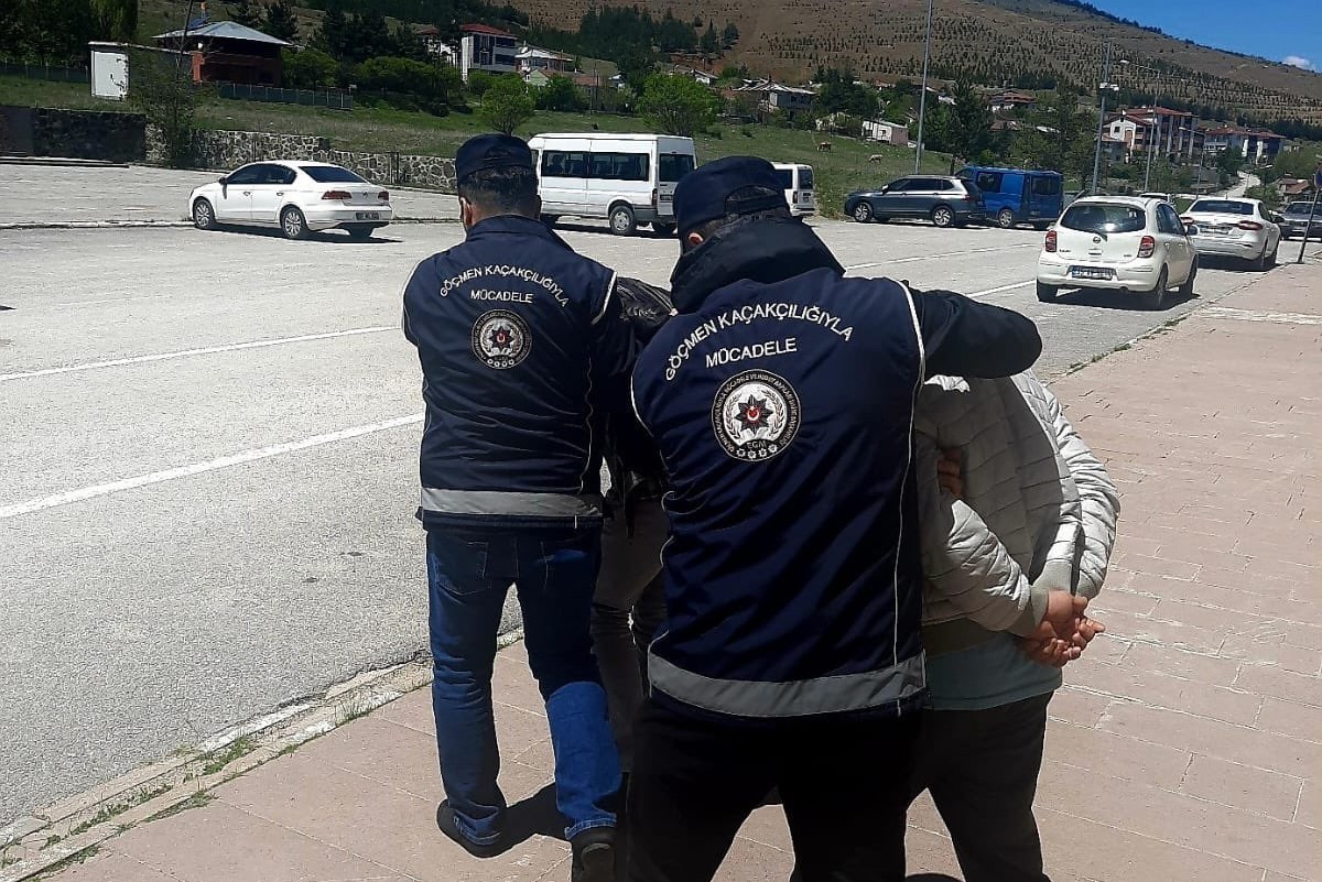 Erzincan’da 7 düzensiz göçmen yakalandı; 2 şüpheli tutuklandı