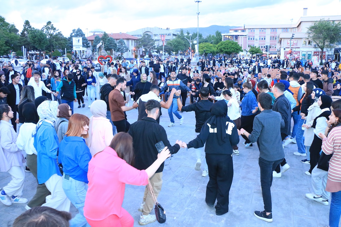 Erzincan’da Açık hava Sinemasına vatandaşlardan yoğun ilgi