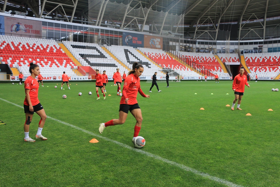 A Milli Kadın Futbol takımı Azerbaycan maçlarının çalışmalarını sürdürüyor