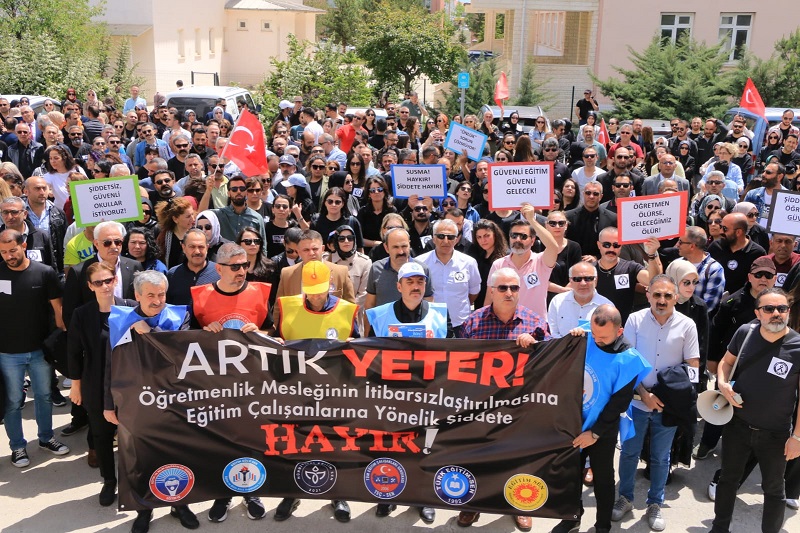 Erzincan’da öğretmenler İstanbul’da işlenen cinayete “Artık Yeter” dedi.