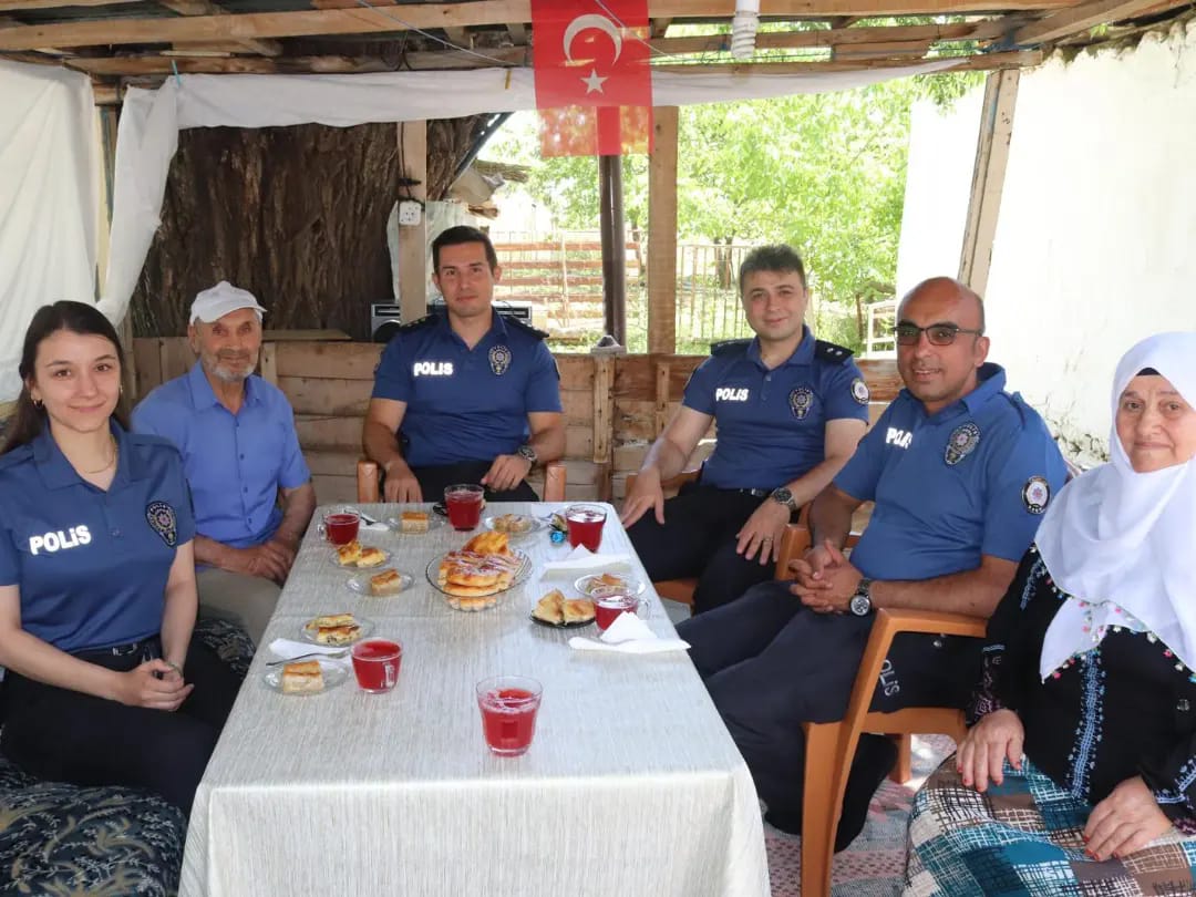 Erzincan Polisi Babalar Gününde ve Kurban Bayramında Şehit Ailelerini unutmadı