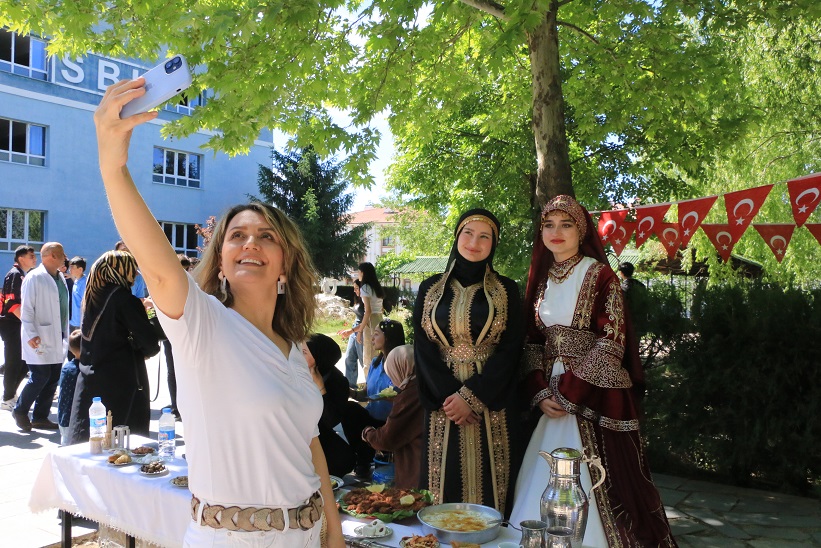 “Bir dünyadır SBL” etkinliğinde 45 ülkenin yöresel kıyafet ve yiyecekleri sergilendi