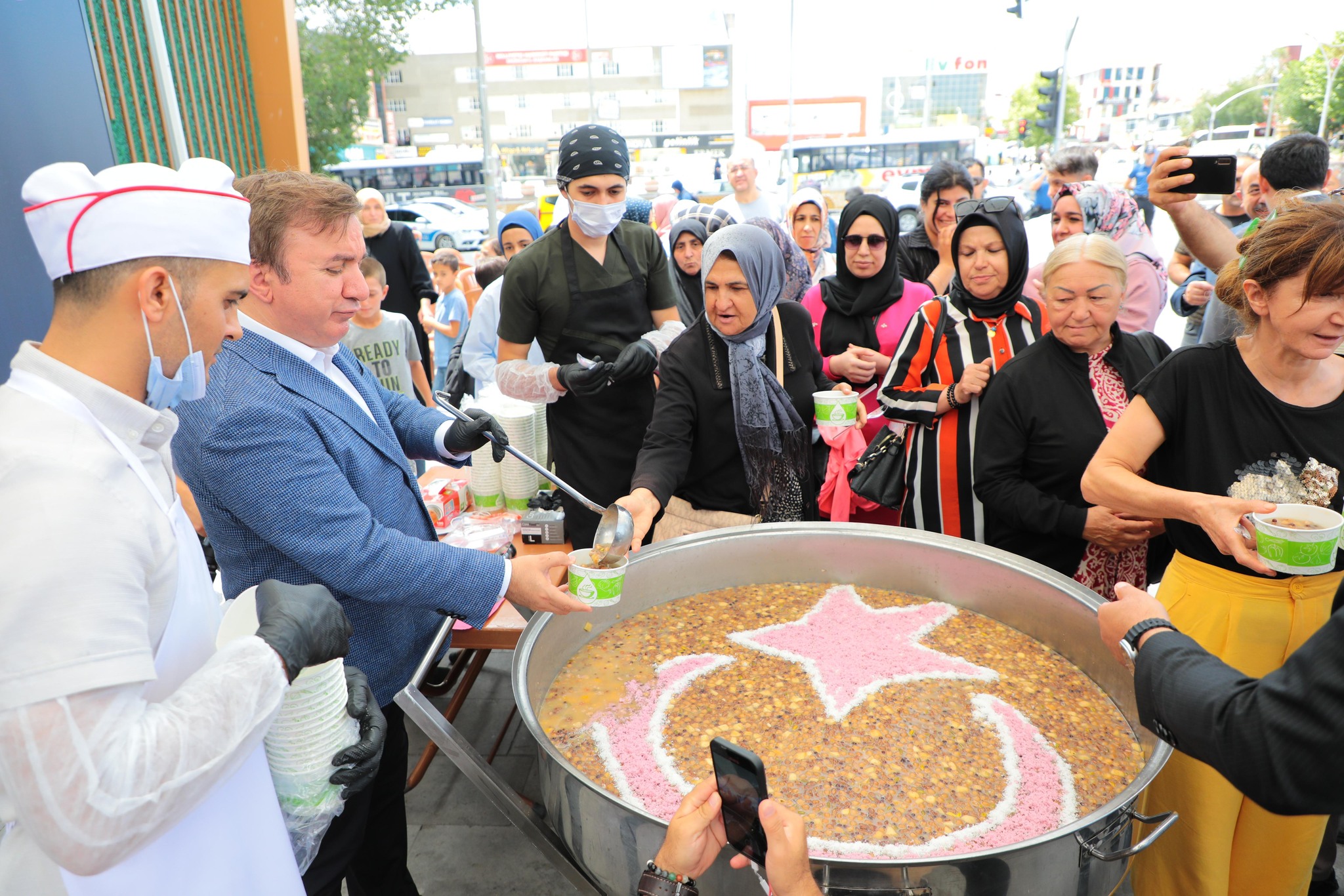 Erzincan Valiliği İl Özel İdaresince bin kişiye aşure ikramı