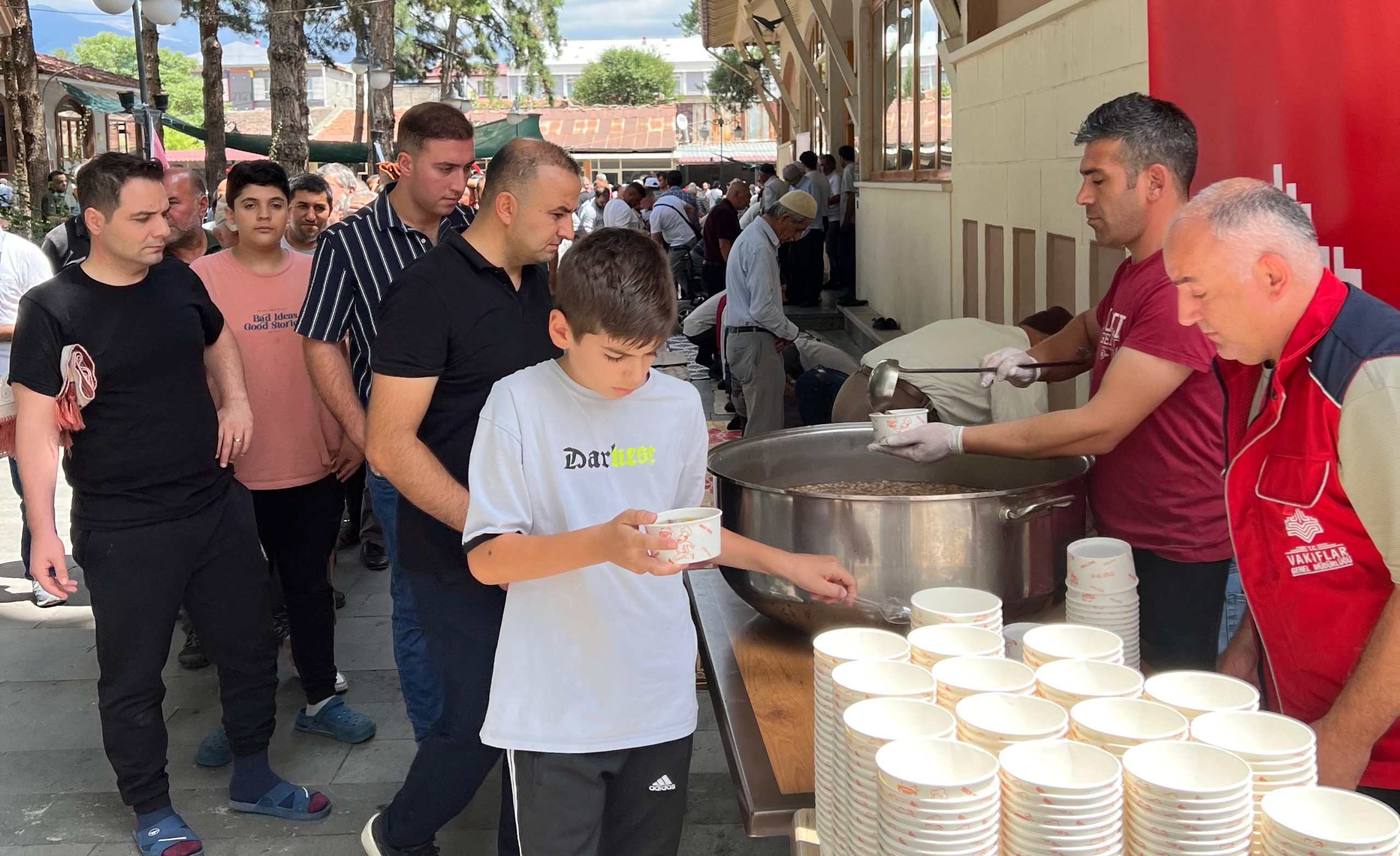 Vakıflar Bölge Müdürlüğünden bin kişilik aşure ikramı