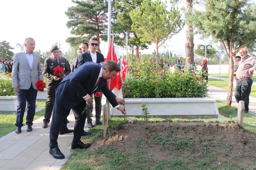 Erzincan’da şehitler dualarla yad edildi, kabirlerine karanfil bırakıldı