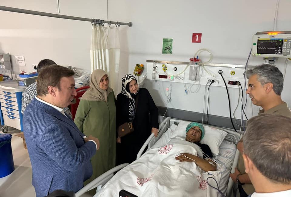 Vali Aydoğdu hastanede tedavi gören şehit annesini ziyaret etti