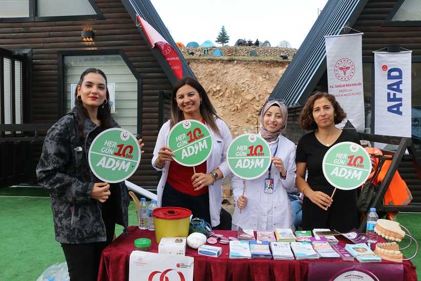 Erzincan’da Sağlık ekipleri kansere karşı bilgilendirmelerde bulunuyor