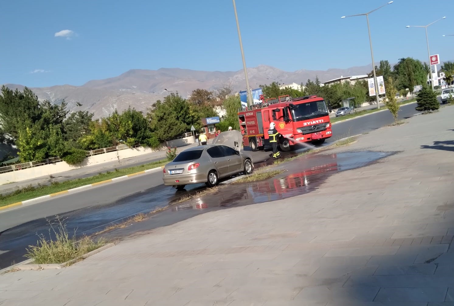 Trafik Ekipleri, yanan otomobile yangın tüpleri ile müdahale etti