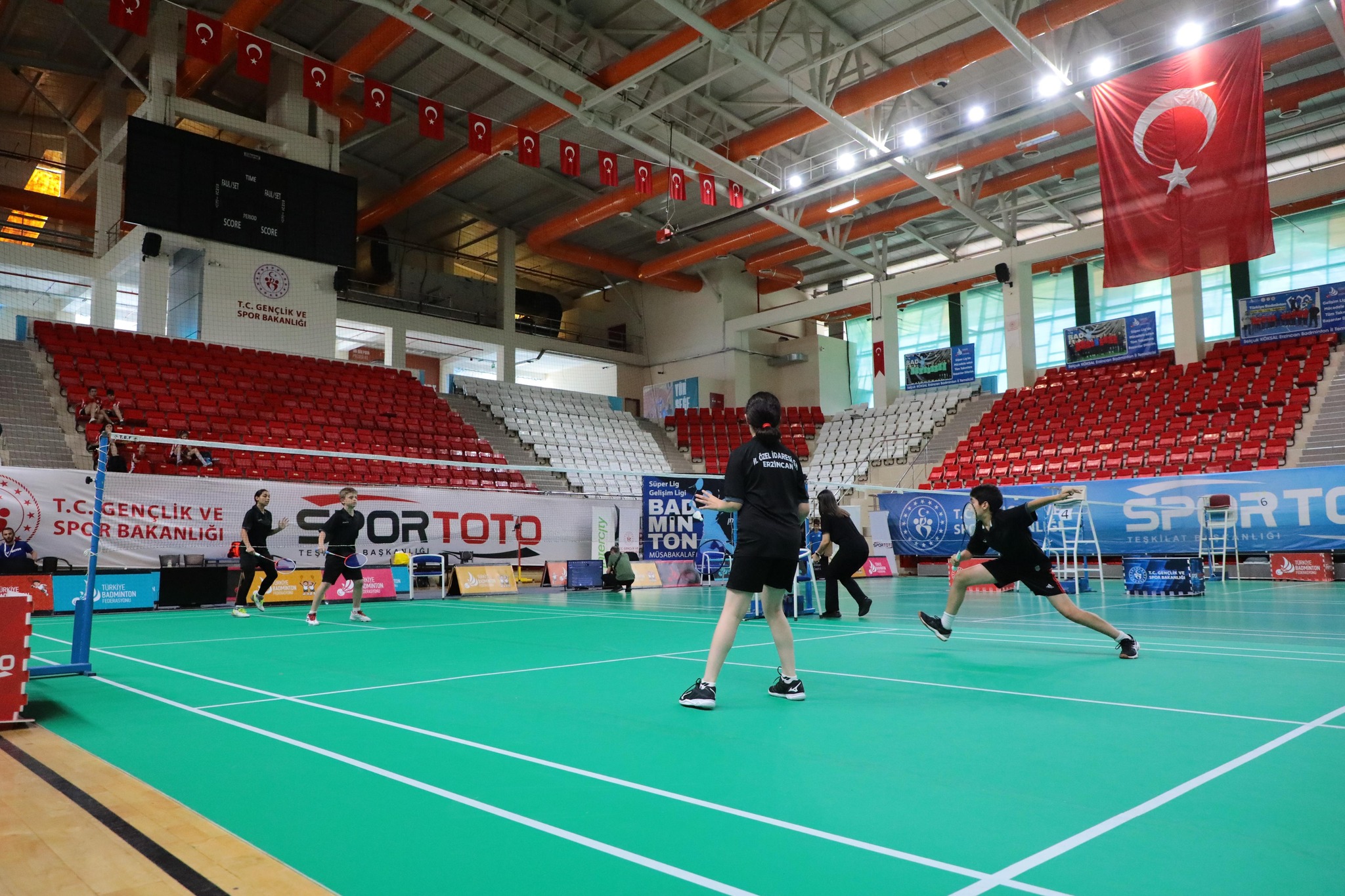 Süper Lig, Gelişim Ligi Badminton müsabakaları Erzincan’da başladı