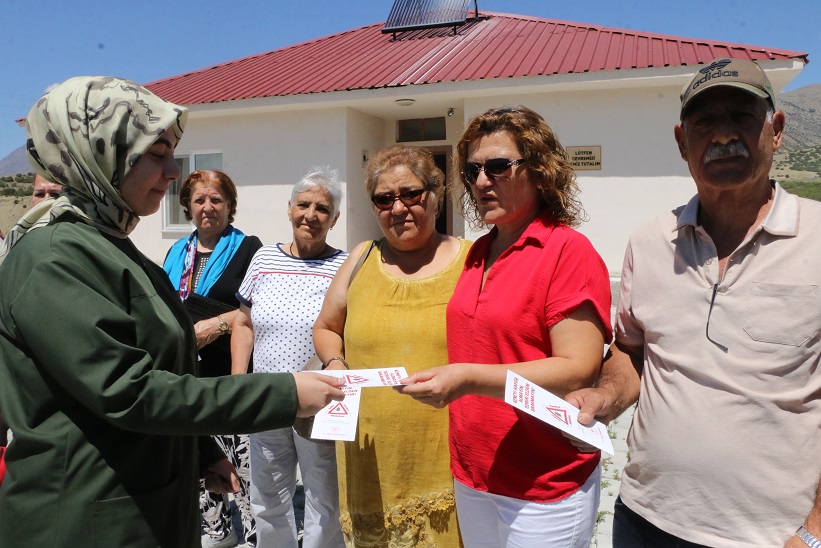 Erzincan’da Sağlık ekipleri köylerde keneye karşı vatandaşları bilgilendiriyor