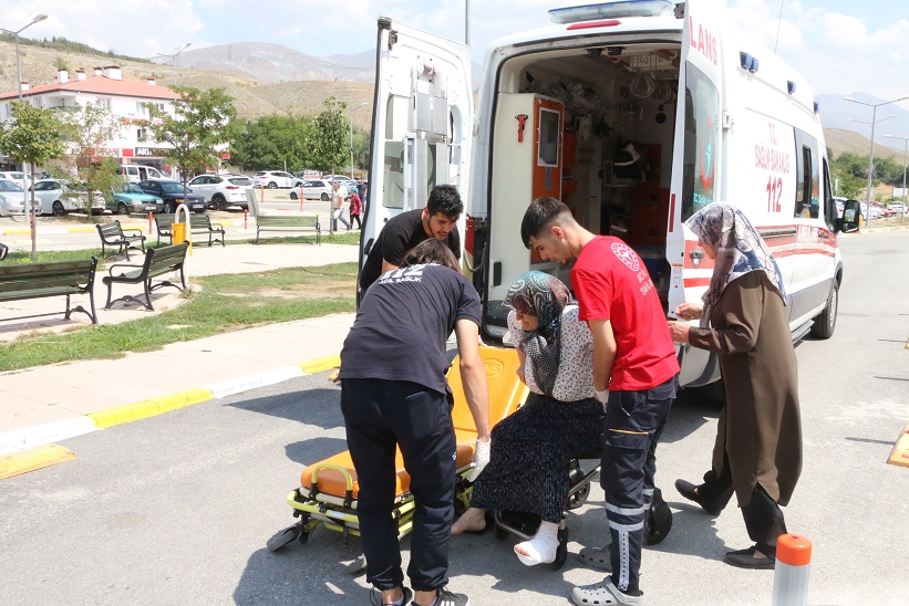 Erzincan’da evin bahçesinde otururken