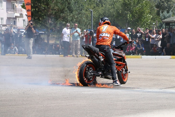 Erzincan’da motosiklet şov hayran bıraktı