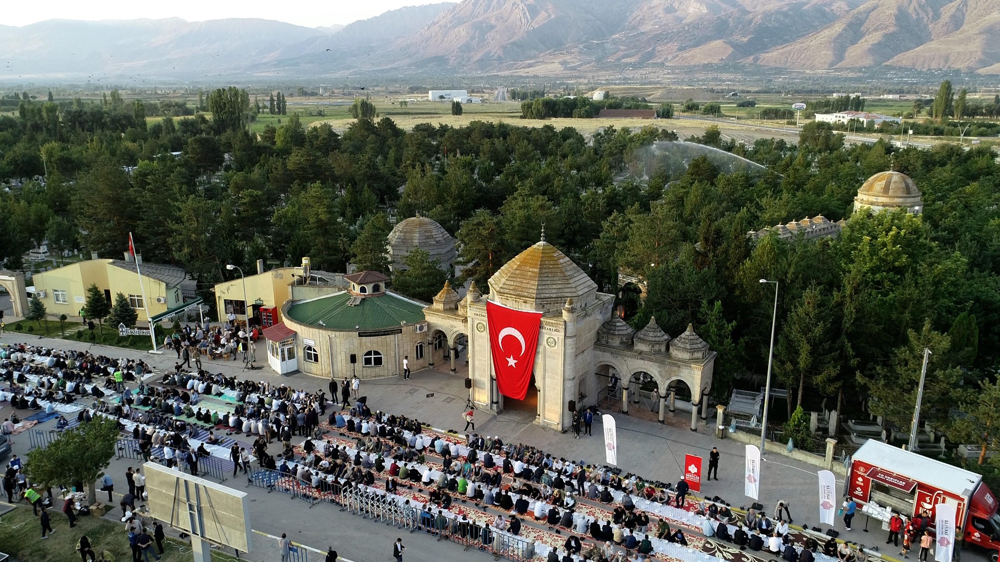 Erzincanlılar “Terzibaba Günü’nde sabah namazında Terzibaba Mezarlığında buluştu