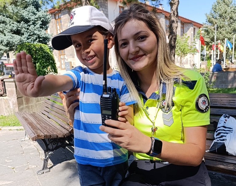 Hayali polis olmak olan çocuğa polis abladan destek