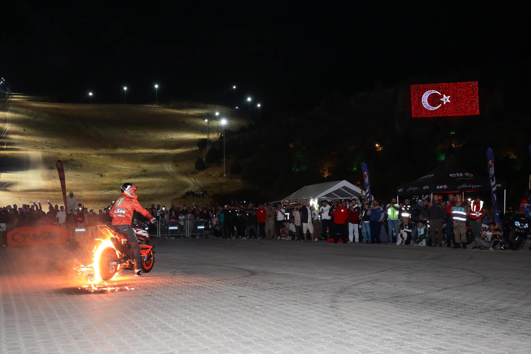 Erzincan Ergan Dağı Kayak Merkezi’nde, motosiklet şov