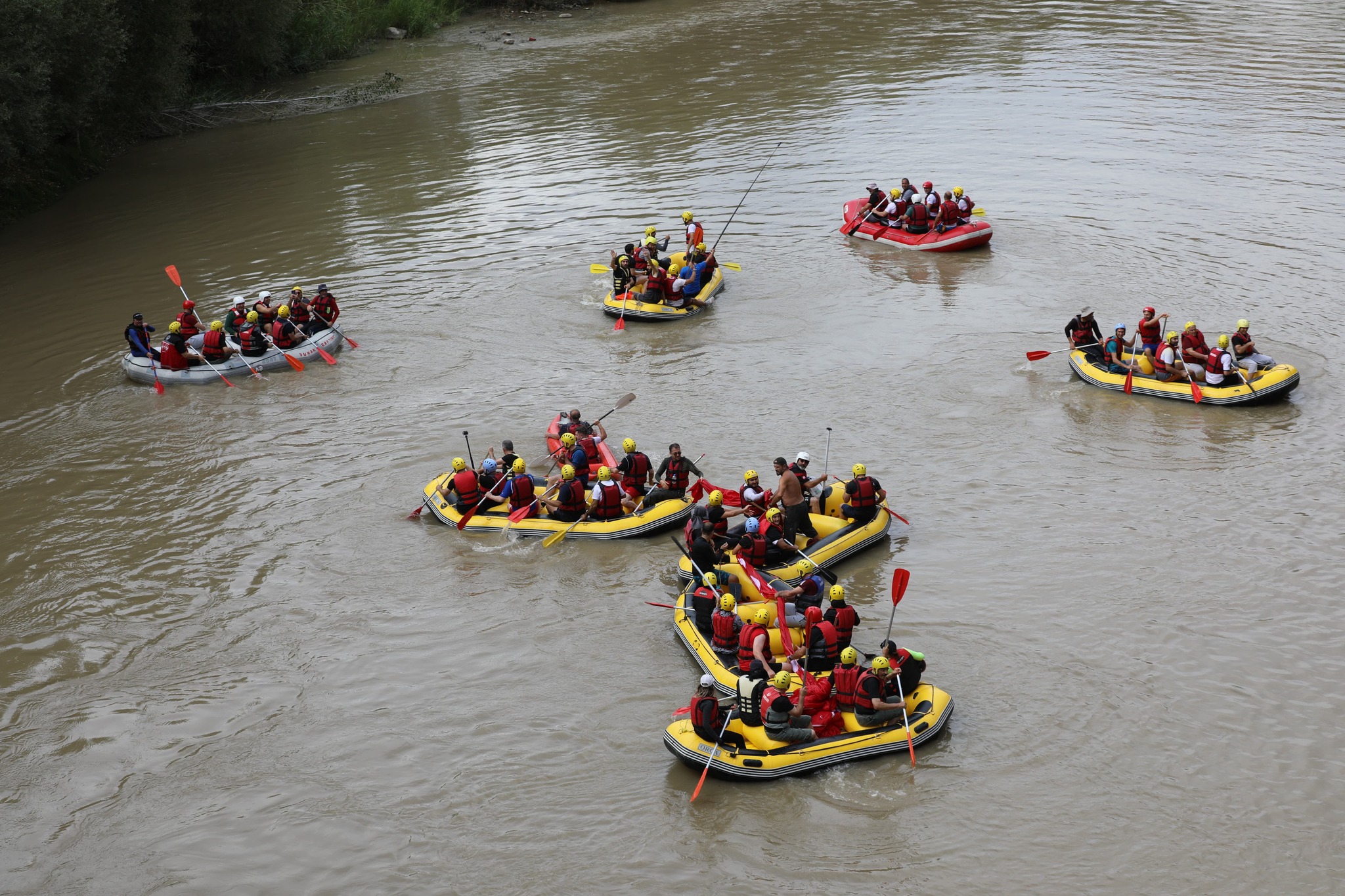 Gaziler, “Şehitler Ölmez Vatan Bölünmez” sloganları eşliğinde rafting yapılar