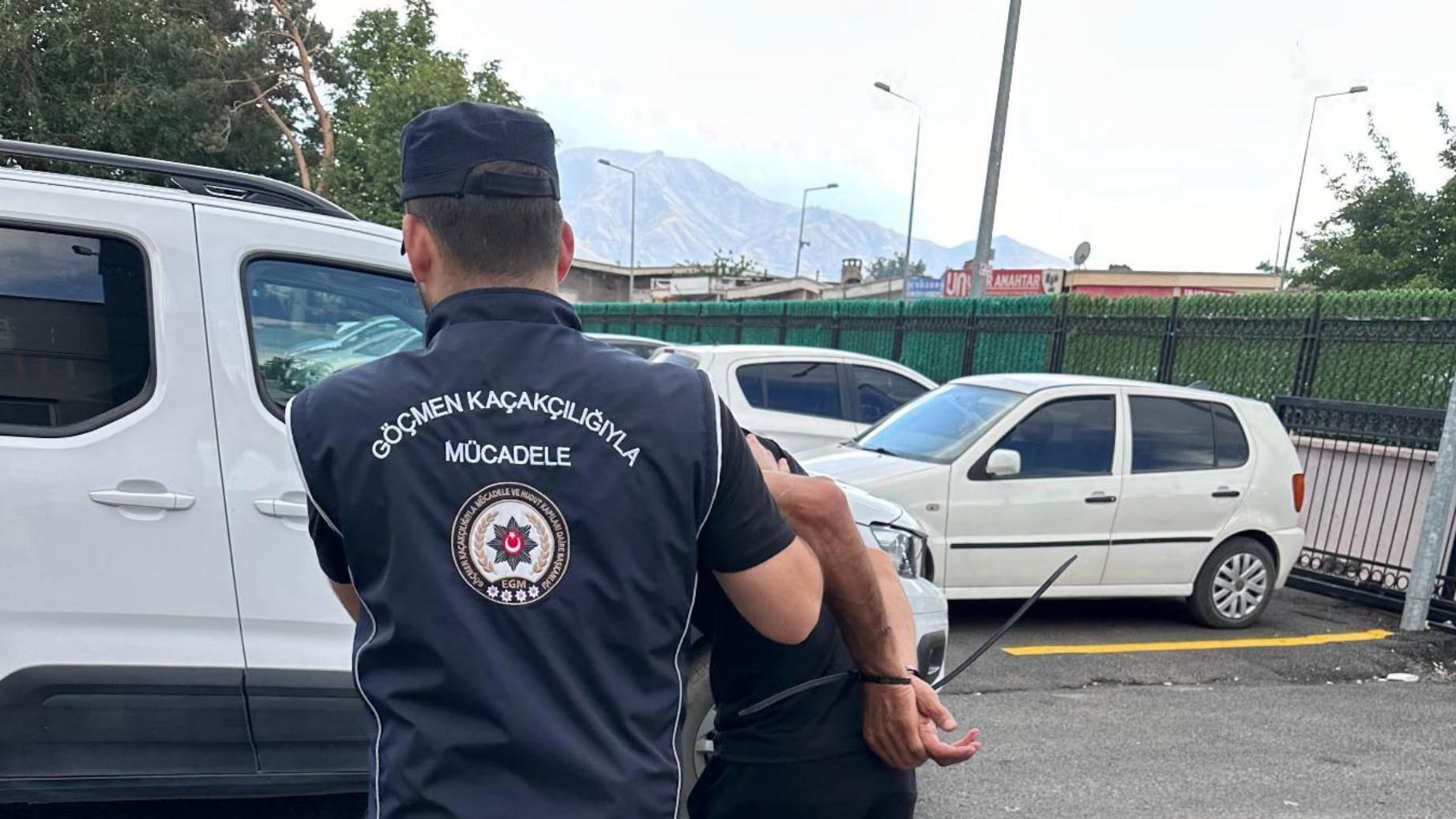 Erzincan’da 5 kaçak göçmen yakalandı; araç sürücüsü tutuklandı