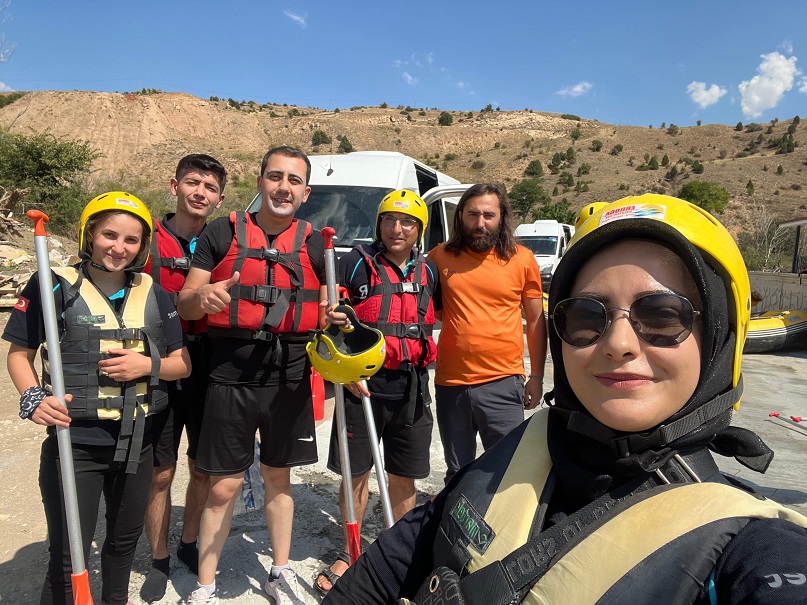 Rafting yaparak hem serinledi, hem de eğlendiler