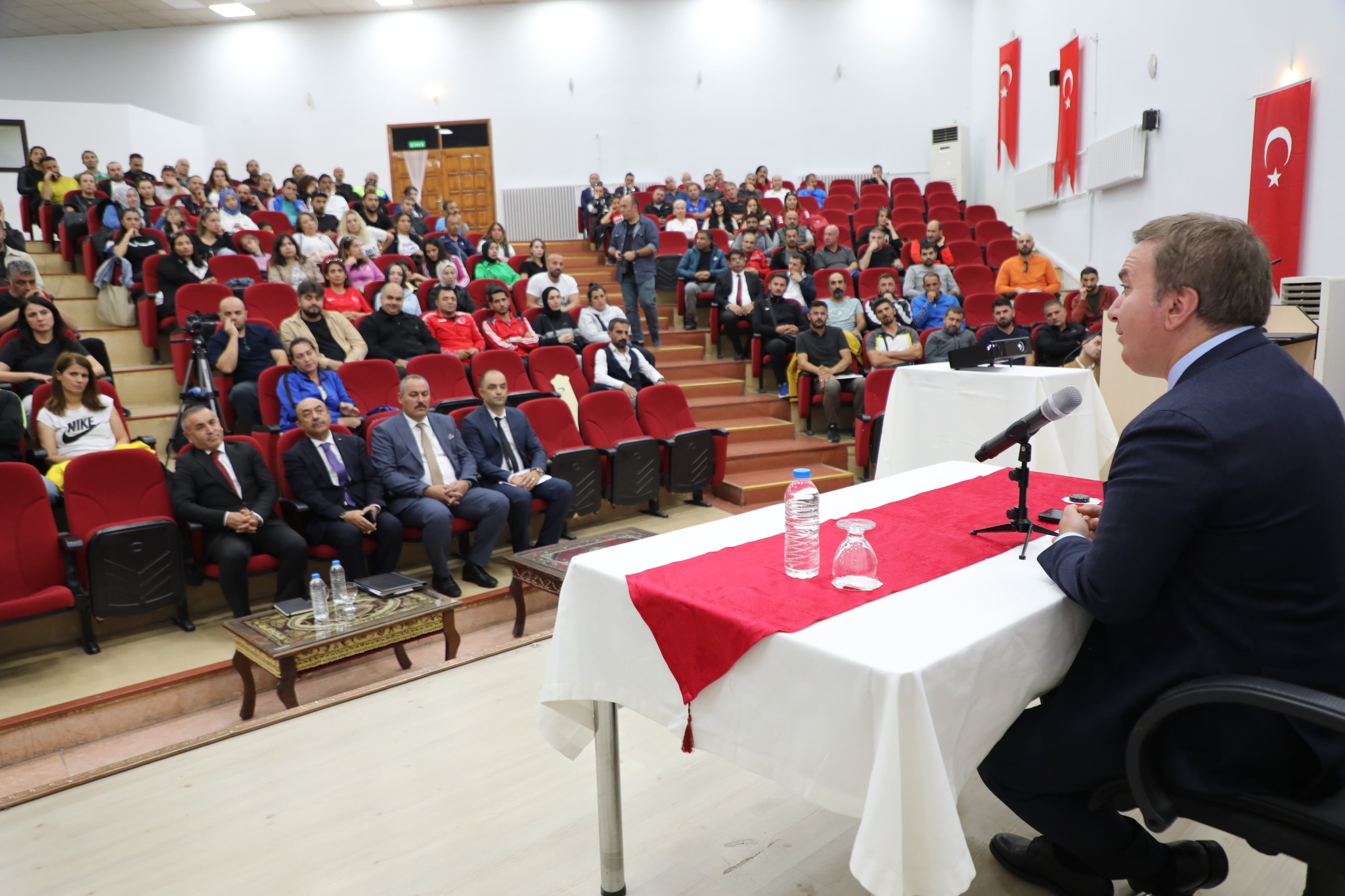 Vali Aydoğdu, beden eğitimi öğretmenleri ve antrenörler ile bir araya geldi