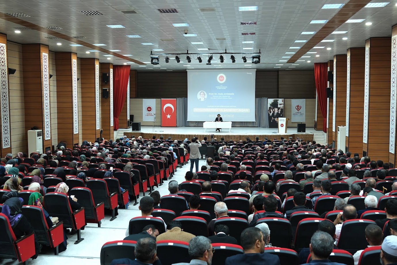 Erzincan’da “Peygamberimiz ve Şahsiyet İnşası” konferansı düzenlendi