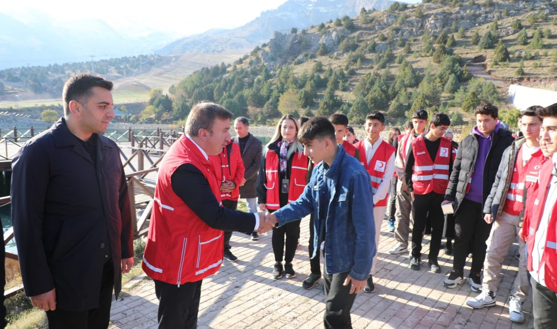 Kızılay Haftası nedeniyle Öğrenciler