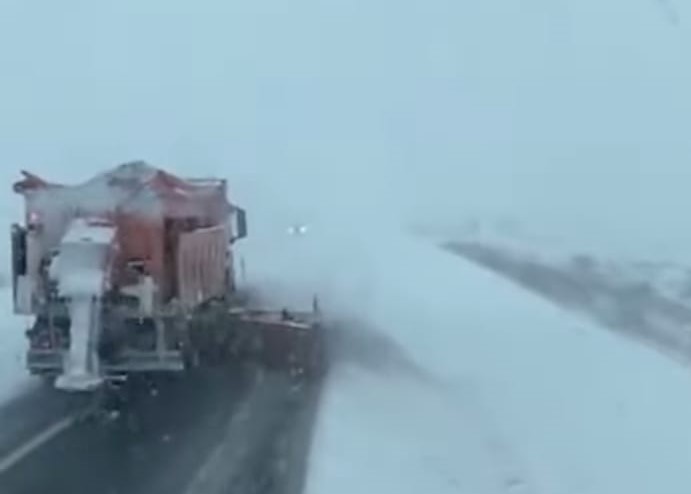 Kapalı köy yollarının açılması için çalışmalar aralıksız sürüyor