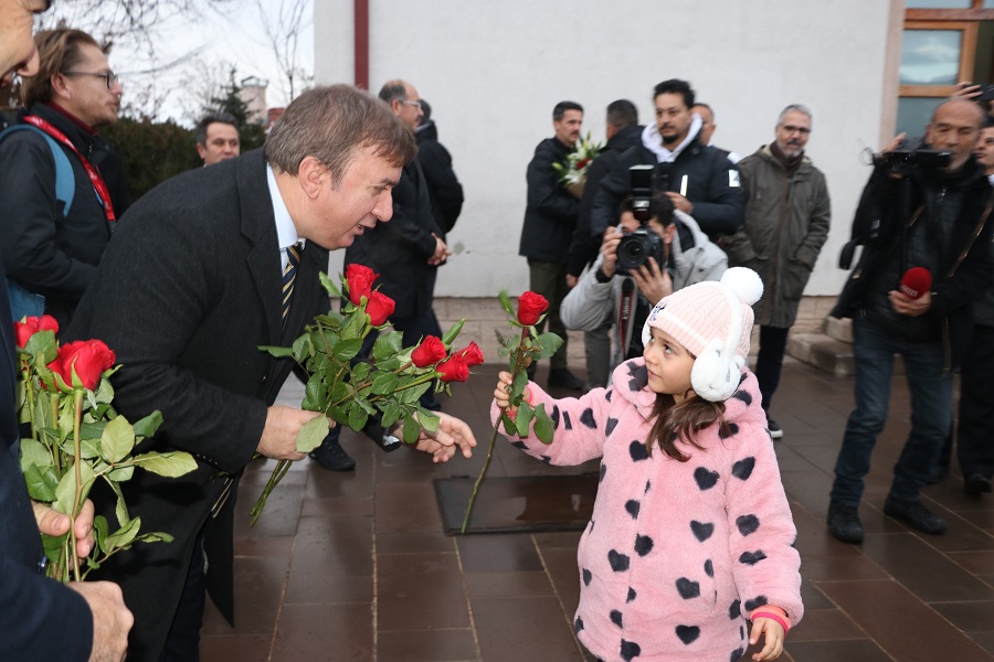 Turistik Doğu Ekspresi ilk seferinde Erzincan’da güllerle karşılandı, ikramlarla uğurlandı