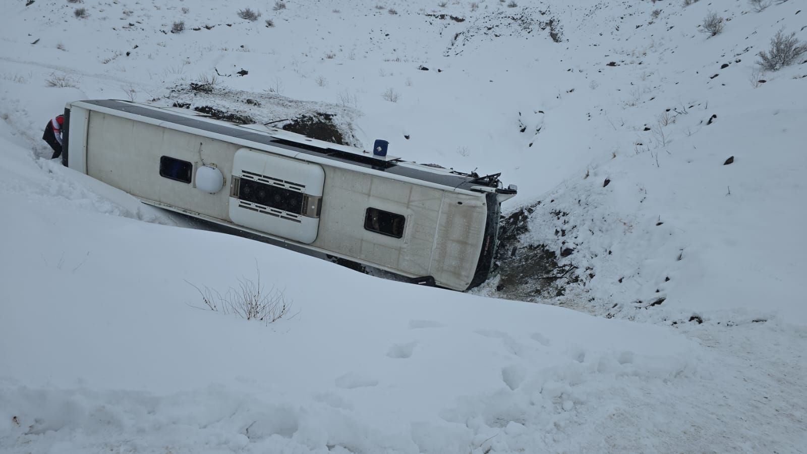 Erzincan’da otobüs şarampole devrildi; çok sayıda yaralı var