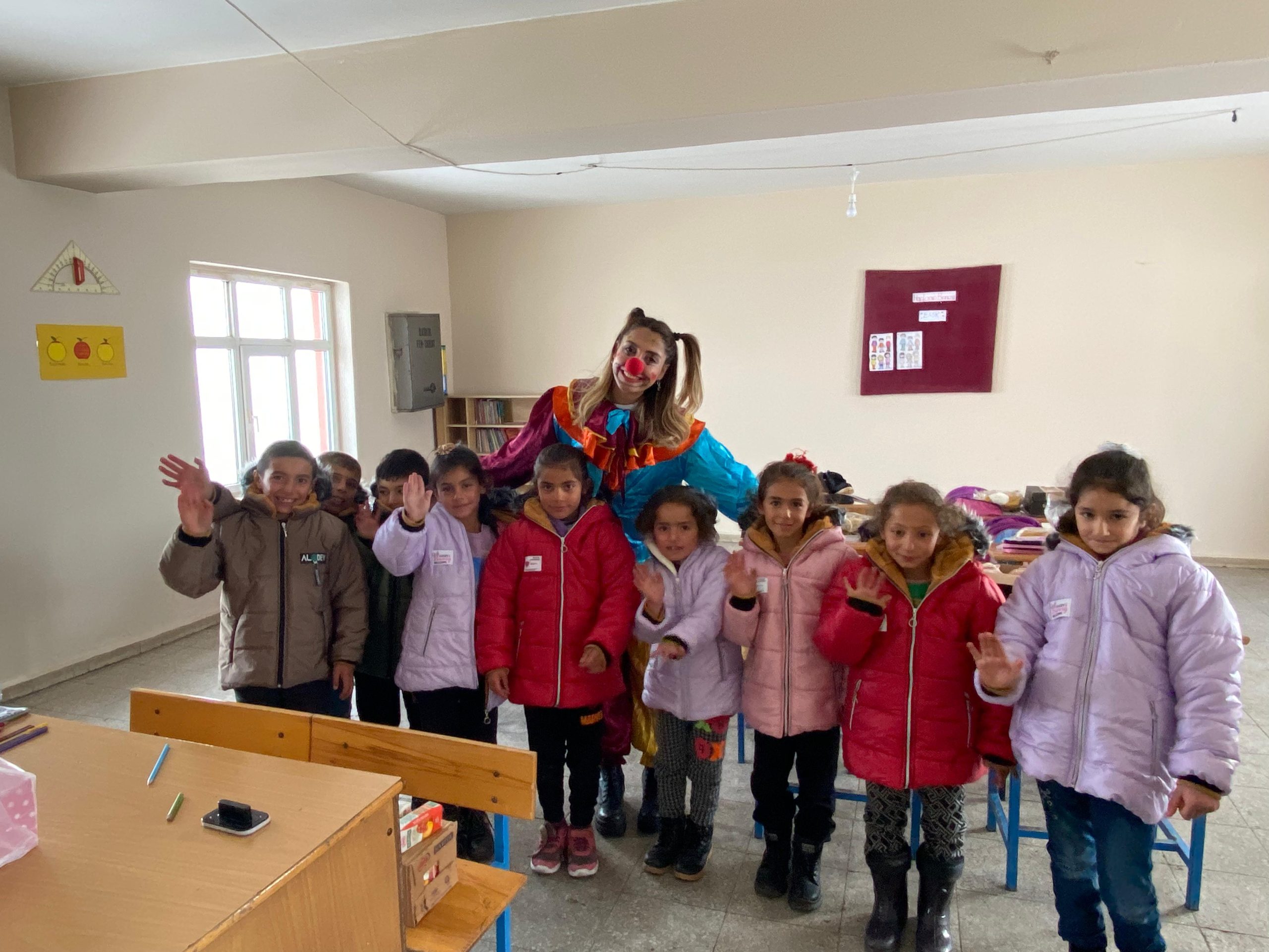 Umutlu Yarınlar Derneği’nden köy okullarında okuyan çocuklara mont ve bot yardımı