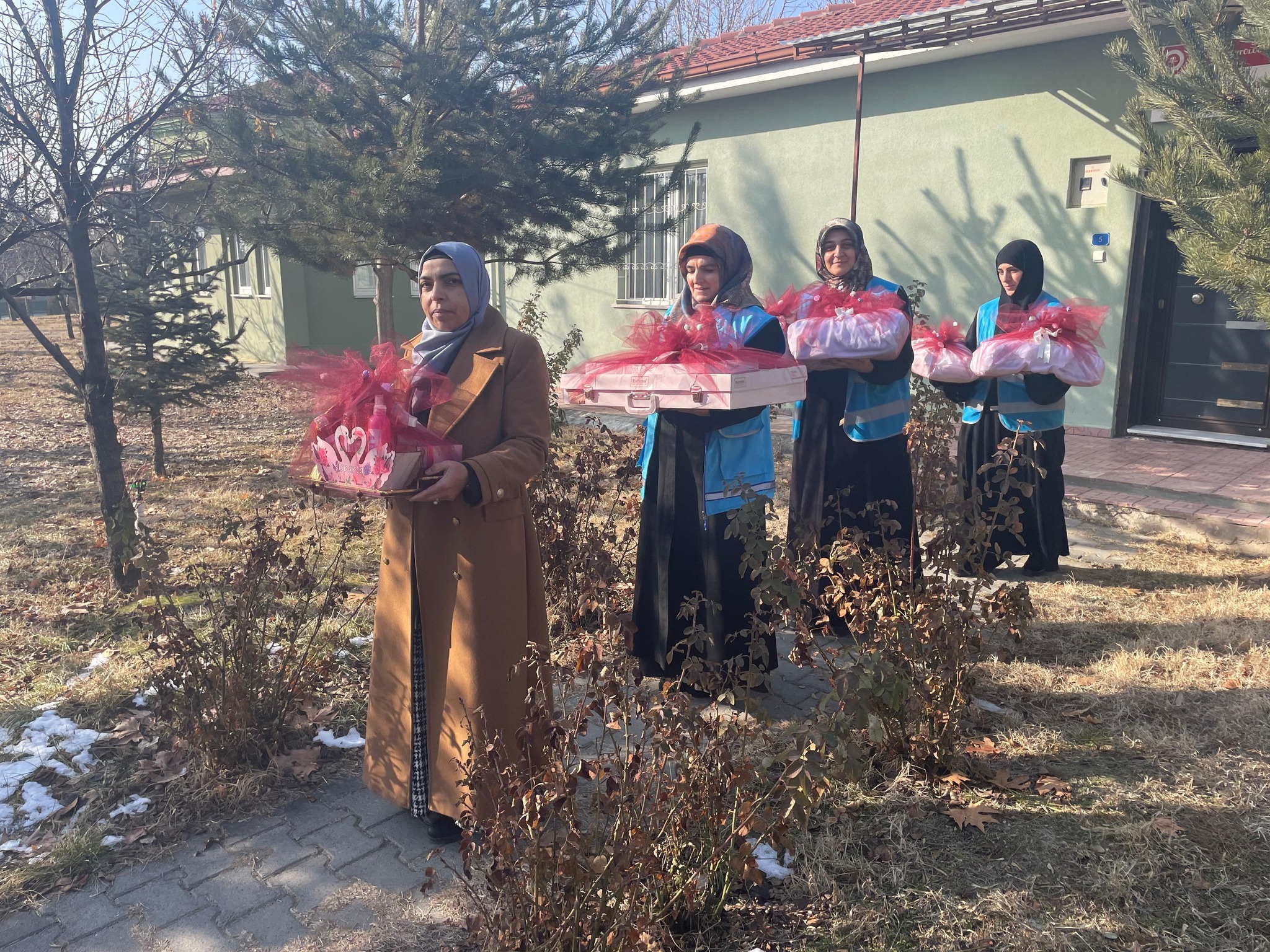 Sevgi eli ihtiyaç sahiplerine ulaşıyor