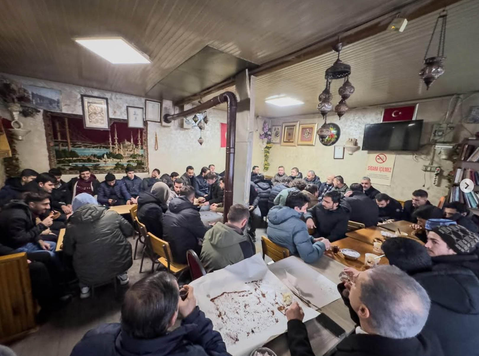 Vali Aydoğdu, sabah namazı sonrasında gençlerle simit ve çay eşliğinde sohbet etti