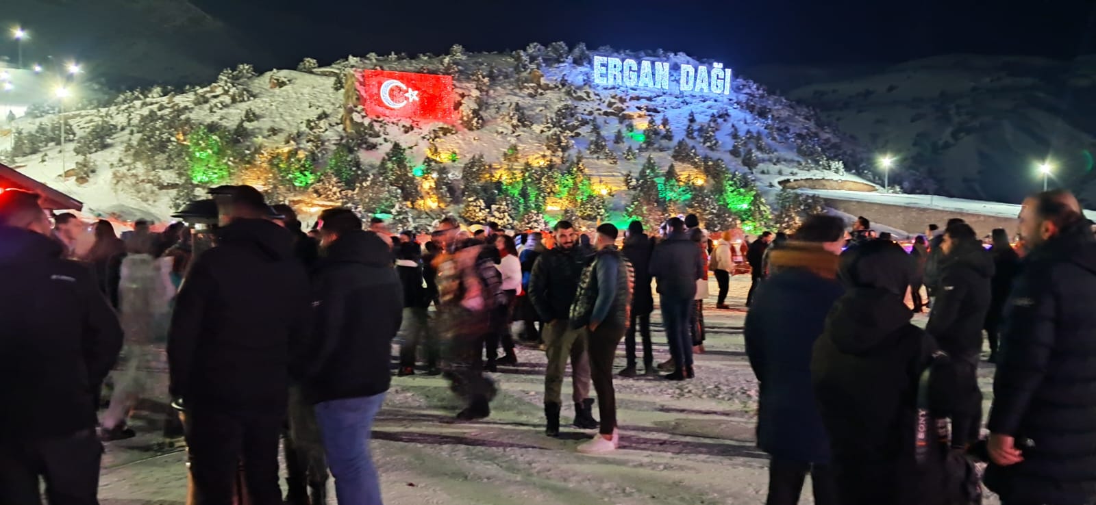 Yeni yıl coşkusunu Ergan Dağı Kayak Merkezinde yaşadılar